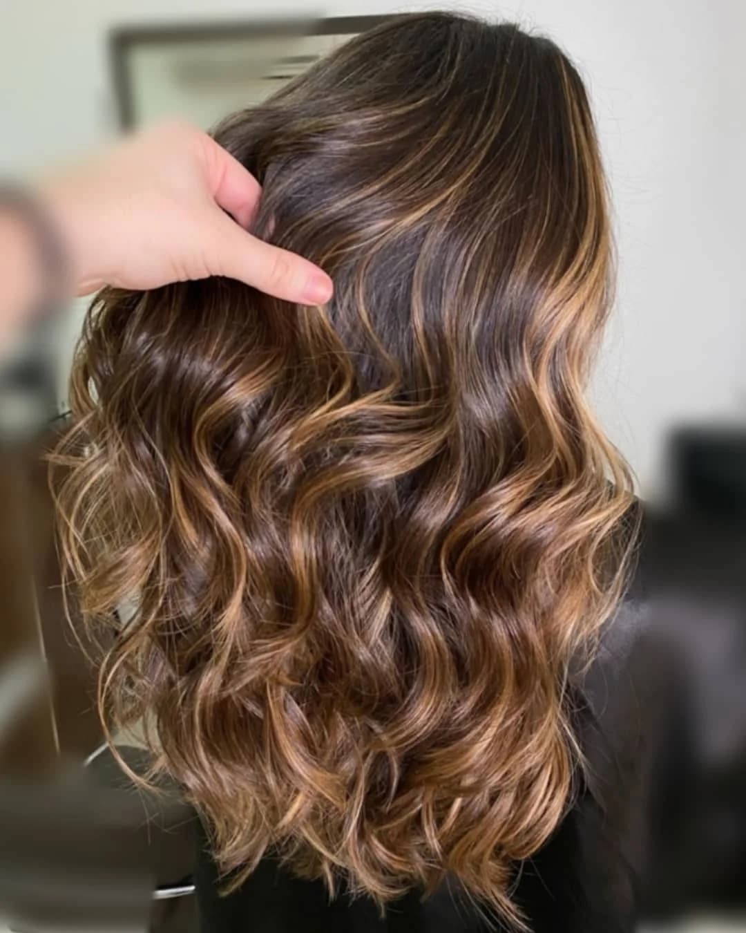 Morena iluminada em cabelo cacheado Morena iluminada em cabelo cacheado