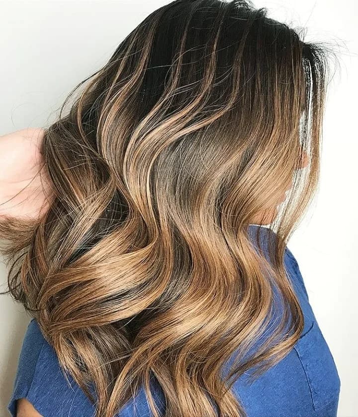 Morena iluminada em cabelo longo ondulado Morena iluminada em cabelo longo ondulado